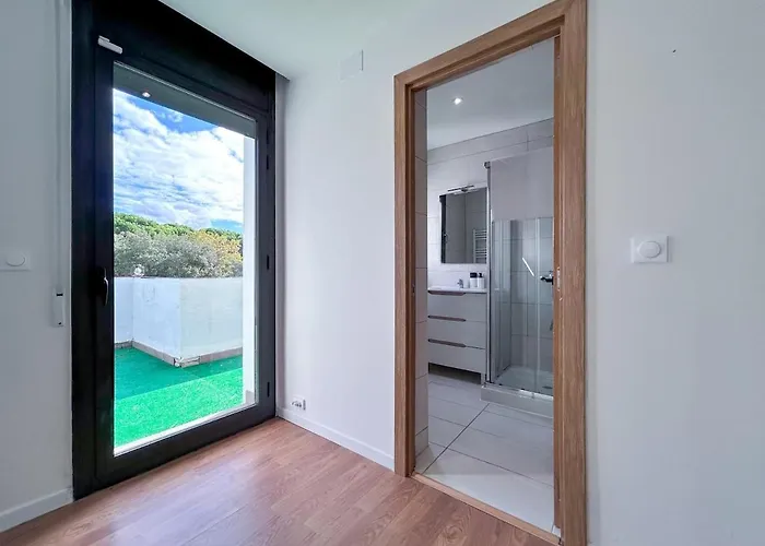 Pluto, Modern With Pool And Garden Vidreres
