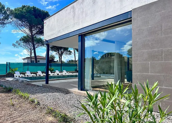 Pluto, Modern With Pool And Garden Vidreres